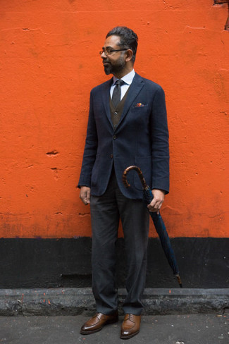Dunkelblaues Sakko kombinieren – 500+ Herbst Herren Outfits: Geben Sie den bestmöglichen Look ab in einem dunkelblauen Sakko und einer dunkelgrauen Anzughose. Braune Leder Derby Schuhe sind eine perfekte Wahl, um dieses Outfit zu vervollständigen. Was für eine coole Herbst-Look Idee!