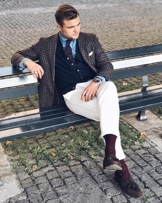 Dunkelbraune Krawatte kombinieren – 500+ Herren Outfits: Kombinieren Sie ein dunkelbraunes Sakko mit Vichy-Muster mit einer dunkelbraunen Krawatte für eine klassischen und verfeinerte Silhouette. Dunkelbraune Wildleder Slipper mit Quasten sind eine perfekte Wahl, um dieses Outfit zu vervollständigen.