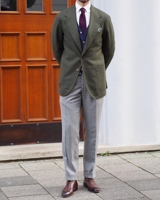 Mehrfarbiges Einstecktuch kombinieren – 405 Herren Outfits: Ein olivgrünes Wollsakko und ein mehrfarbiges Einstecktuch sind eine kluge Outfit-Formel für Ihre Sammlung. Fühlen Sie sich ideenreich? Komplettieren Sie Ihr Outfit mit dunkelbraunen Leder Oxford Schuhen.