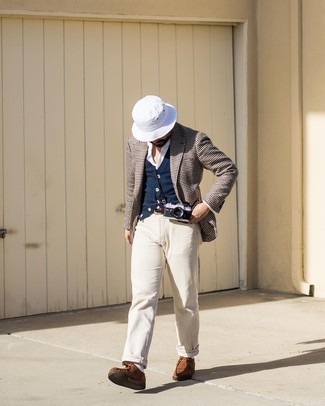 Sakko mit Vichy-Muster kombinieren – 271 Herren Outfits: Kombinieren Sie ein Sakko mit Vichy-Muster mit hellbeige Jeans für einen bequemen Alltags-Look. Komplettieren Sie Ihr Outfit mit braunen Chukka-Stiefeln aus Wildleder.