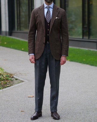 Braunen Pullunder kombinieren – 89 Herren Outfits: Entscheiden Sie sich für einen klassischen Stil in einem braunen Pullunder und einer dunkelgrauen Anzughose. Suchen Sie nach leichtem Schuhwerk? Wählen Sie dunkelbraunen Chelsea Boots aus Leder für den Tag.