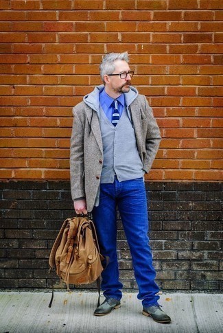 Graue Leder Brogues kombinieren – 13 Herren Outfits: Paaren Sie ein graues Sakko mit blauen Jeans, um einen eleganten, aber nicht zu festlichen Look zu kreieren. Fühlen Sie sich ideenreich? Vervollständigen Sie Ihr Outfit mit grauen Leder Brogues.