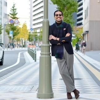 Dunkelblaues Sakko kombinieren – 500+ Herren Outfits: Paaren Sie ein dunkelblaues Sakko mit einer grauen Anzughose für einen stilvollen, eleganten Look. Fühlen Sie sich ideenreich? Vervollständigen Sie Ihr Outfit mit dunkelbraunen Chelsea Boots aus Wildleder.