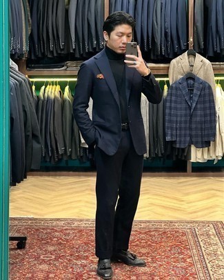 Dunkelblaues Sakko kombinieren – 500+ Herren Outfits: Kombinieren Sie ein dunkelblaues Sakko mit einer schwarzen Anzughose für eine klassischen und verfeinerte Silhouette. Schwarze Leder Slipper mit Quasten sind eine großartige Wahl, um dieses Outfit zu vervollständigen.