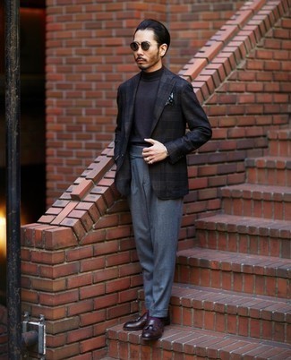 Graue Anzughose kombinieren – 1200+ Herren Outfits: Vereinigen Sie ein dunkelbraunes Wollsakko mit Vichy-Muster mit einer grauen Anzughose für einen stilvollen, eleganten Look. Ergänzen Sie Ihr Look mit dunkelroten Leder Slippern mit Quasten.