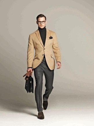 30 Jährige: Braune Lederhandschuhe kombinieren – 175 Smart-Casual Herren Outfits: Für ein bequemes Couch-Outfit, vereinigen Sie ein beige Sakko mit braunen Lederhandschuhen. Ergänzen Sie Ihr Outfit mit dunkelbraunen Wildleder Slippern, um Ihr Modebewusstsein zu zeigen.