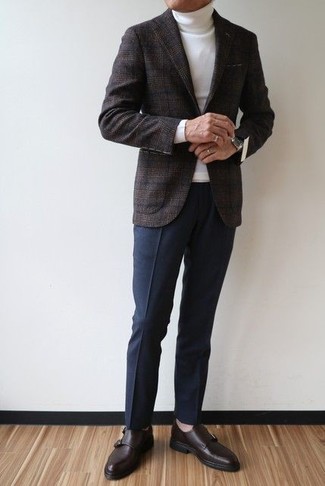Graues Wollsakko mit Schottenmuster kombinieren – 131 Herren Outfits: Kombinieren Sie ein graues Wollsakko mit Schottenmuster mit einer dunkelblauen Anzughose für eine klassischen und verfeinerte Silhouette. Dunkelbraune Monks aus Leder sind eine gute Wahl, um dieses Outfit zu vervollständigen.