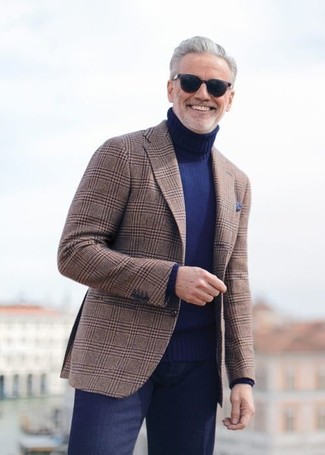 Dunkelblaue Anzughose kombinieren – 204 Smart-Casual Herbst Herren Outfits: Tragen Sie ein braunes Sakko mit Schottenmuster und eine dunkelblaue Anzughose für einen stilvollen, eleganten Look. Dieses Outfit ist ideal für den Herbst geeignet.