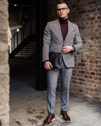 Wollsakko mit Vichy-Muster kombinieren – 38 Herren Outfits: Paaren Sie ein Wollsakko mit Vichy-Muster mit einer grauen Anzughose für eine klassischen und verfeinerte Silhouette. Braune Leder Brogues sind eine kluge Wahl, um dieses Outfit zu vervollständigen.