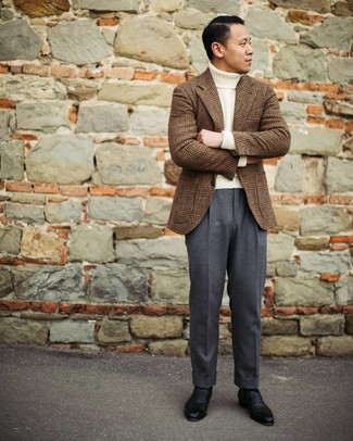 Rotbraunes Wollsakko kombinieren – 500+ Herren Outfits: Paaren Sie ein rotbraunes Wollsakko mit einer dunkelgrauen Anzughose für einen stilvollen, eleganten Look. Ergänzen Sie Ihr Look mit schwarzen Leder Oxford Schuhen.