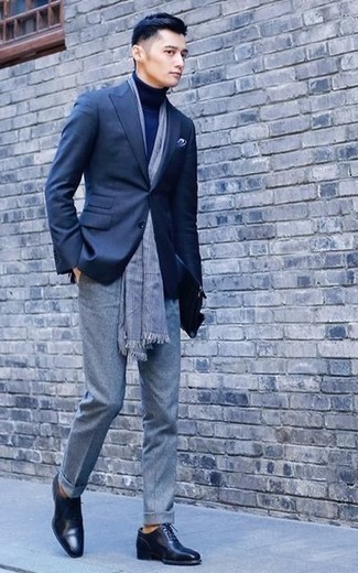 Hellblauen Schal mit Schottenmuster kombinieren – 3 Herren Outfits: Kombinieren Sie ein dunkelblaues Sakko mit einem hellblauen Schal mit Schottenmuster für einen entspannten Wochenend-Look. Fühlen Sie sich ideenreich? Entscheiden Sie sich für schwarzen Leder Oxford Schuhe.