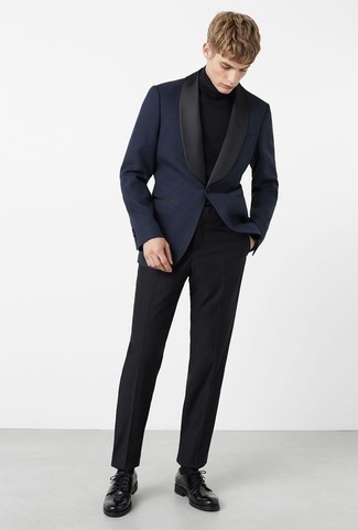Wie dunkelblaues Sakko mit schwarzer Anzughose zu kombinieren – 70 Elegante Herren Outfits: Paaren Sie ein dunkelblaues Sakko mit einer schwarzen Anzughose, um vor Klasse und Perfektion zu strotzen. Vervollständigen Sie Ihr Look mit schwarzen Leder Derby Schuhen.
