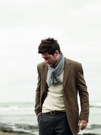 Grauen Schal kombinieren – 681+ Herren Outfits: Ein braunes Wollsakko und ein grauer Schal sind eine perfekte Outfit-Formel für Ihre Sammlung.