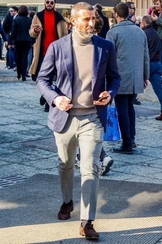 40 Jährige: Blaues Sakko kombinieren – 32 Elegante Herbst Herren Outfits: Erwägen Sie das Tragen von einem blauen Sakko und einer grauen Anzughose, um vor Klasse und Perfektion zu strotzen. Braune Wildleder Slipper mit Quasten sind eine ideale Wahl, um dieses Outfit zu vervollständigen. Ein trendiges Outfit für den Herbst.