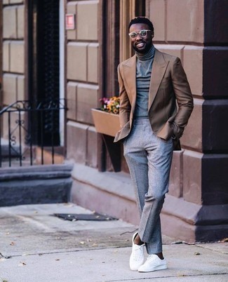 30 Jährige: Welche niedrige Sneakers mit beige Sakkos zu tragen – 90 Herren Outfits warm Wetter: Entscheiden Sie sich für ein beige Sakko und eine graue Anzughose für einen stilvollen, eleganten Look. Fühlen Sie sich ideenreich? Ergänzen Sie Ihr Outfit mit niedrigen Sneakers.