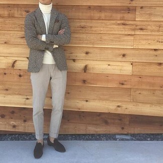 Hellbeige Anzughose kombinieren – 437 Smart-Casual Herren Outfits: Kombinieren Sie ein graues Sakko mit Hahnentritt-Muster mit einer hellbeige Anzughose für einen stilvollen, eleganten Look. Dieses Outfit passt hervorragend zusammen mit dunkelbraunen Wildleder Slippern.