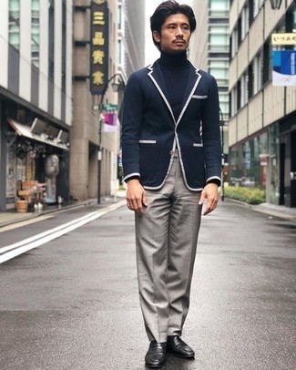 30 Jährige: Wie dunkelblaues Sakko mit grauer Anzughose zu kombinieren – 500+ Elegante Herren Outfits: Entscheiden Sie sich für ein dunkelblaues Sakko und eine graue Anzughose, um vor Klasse und Perfektion zu strotzen. Schwarze Leder Slipper fügen sich nahtlos in einer Vielzahl von Outfits ein.