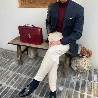 30 Jährige: Rote Taschen kombinieren – 129 Herren Outfits: Für ein bequemes Couch-Outfit, erwägen Sie das Tragen von einem dunkelblauen Sakko und roten Taschen. Fühlen Sie sich mutig? Komplettieren Sie Ihr Outfit mit schwarzen Leder Slippern.