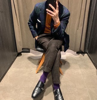 Violette Socken kombinieren – 312 Herren Outfits: Kombinieren Sie ein dunkelblaues und grünes Sakko mit Schottenmuster mit violetten Socken für einen entspannten Wochenend-Look. Setzen Sie bei den Schuhen auf die klassische Variante mit schwarzen Doppelmonks aus Leder.