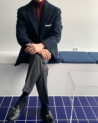Welche Rollkragenpullover mit dunkelblauen und grünen Sakkos zu tragen – 202 Smart-Casual Herren Outfits: Kombinieren Sie ein dunkelblaues und grünes Sakko mit einem Rollkragenpullover für Ihren Bürojob. Wählen Sie schwarzen Leder Slipper, um Ihr Modebewusstsein zu zeigen.
