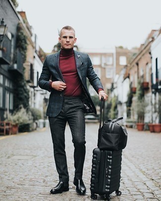 Schwarze Segeltuch Reisetasche kombinieren – 21 Herren Outfits: Vereinigen Sie ein dunkelblaues Wollsakko mit Schottenmuster mit einer schwarzen Segeltuch Reisetasche für einen entspannten Wochenend-Look. Fühlen Sie sich mutig? Komplettieren Sie Ihr Outfit mit schwarzen Chelsea Boots aus Leder.