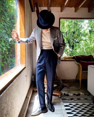 Welche Slipper mit dunkelgrauen Sakkos zu tragen – 224 Herbst Herren Outfits: Kombinieren Sie ein dunkelgraues Sakko mit einer dunkelblauen Anzughose für eine klassischen und verfeinerte Silhouette. Slipper sind eine gute Wahl, um dieses Outfit zu vervollständigen. Ein insgesamt sehr stylisches Herbst-Outfit.