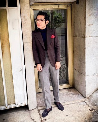 Dunkelbraunes Sakko kombinieren – 500+ Herren Outfits: Kombinieren Sie ein dunkelbraunes Sakko mit einer grauen Anzughose, um vor Klasse und Perfektion zu strotzen. Dunkelblaue Samt Slipper sind eine perfekte Wahl, um dieses Outfit zu vervollständigen.