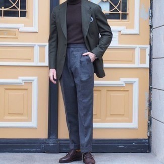 Dunkelgrüne Jacke kombinieren – 202 Elegante Herbst Herren Outfits: Kombinieren Sie eine dunkelgrüne Jacke mit einer blauen Anzughose, um vor Klasse und Perfektion zu strotzen. Dunkelbraune Leder Derby Schuhe sind eine ideale Wahl, um dieses Outfit zu vervollständigen. So ist das Outfit komplett übergangstauglich.