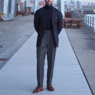 Dunkelgraue Anzughose kombinieren – 1200+ Herren Outfits: Kombinieren Sie ein dunkelblaues Sakko mit einer dunkelgrauen Anzughose für eine klassischen und verfeinerte Silhouette. Braune Wildleder Oxford Schuhe fügen sich nahtlos in einer Vielzahl von Outfits ein.