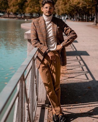 Braunes Sakko mit Vichy-Muster kombinieren – 12 Frühling Herren Outfits: Kombinieren Sie ein braunes Sakko mit Vichy-Muster mit einer beige Anzughose aus Cord für einen stilvollen, eleganten Look. Vervollständigen Sie Ihr Look mit dunkelbraunen Leder Slippern mit Quasten. Ein cooles Übergangs-Outfit.