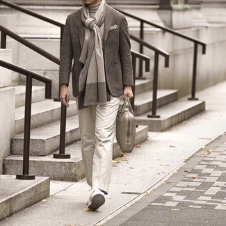 Wie graues Sakko mit weißer Anzughose zu kombinieren – 91 Herren Outfits: Kombinieren Sie ein graues Sakko mit einer weißen Anzughose für eine klassischen und verfeinerte Silhouette. Suchen Sie nach leichtem Schuhwerk? Wählen Sie hellbeige Wildleder niedrige Sneakers für den Tag.