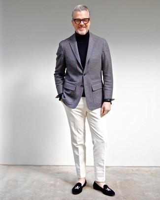 50 Jährige: Schwarze bestickte Samt Slipper kombinieren – 3 Herren Outfits: Kombinieren Sie ein graues Wollsakko mit einer weißen Anzughose für eine klassischen und verfeinerte Silhouette. Schwarze bestickte Samt Slipper sind eine perfekte Wahl, um dieses Outfit zu vervollständigen.