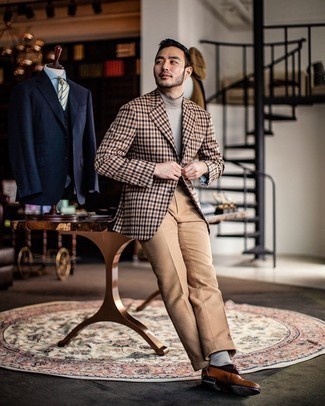 Braune Leder Oxford Schuhe kombinieren – 1200+ Herren Outfits: Vereinigen Sie ein beige Sakko mit Vichy-Muster mit einer beige Anzughose für einen stilvollen, eleganten Look. Fühlen Sie sich mutig? Entscheiden Sie sich für braunen Leder Oxford Schuhe.