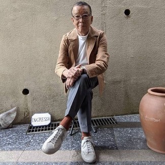 60 Jährige: Turnschuhe kombinieren – 286 Herren Outfits: Vereinigen Sie ein beige Sakko mit einer grauen Anzughose für einen stilvollen, eleganten Look. Fühlen Sie sich mutig? Komplettieren Sie Ihr Outfit mit Turnschuhen.