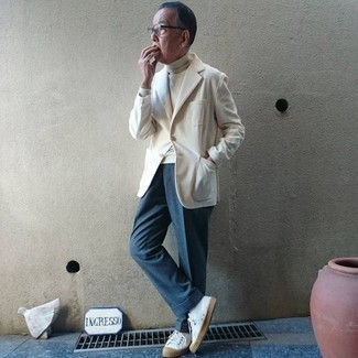 60 Jährige: Wie dunkelblaue Anzughose mit weißer Segeltuch niedriger Sneakers zu kombinieren – 8 Herren Outfits: Tragen Sie ein hellbeige Sakko und eine dunkelblaue Anzughose für eine klassischen und verfeinerte Silhouette. Fühlen Sie sich ideenreich? Ergänzen Sie Ihr Outfit mit weißen Segeltuch niedrigen Sneakers.