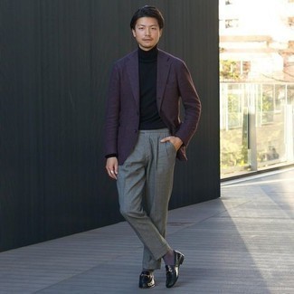 Lila Sakko kombinieren – 114 Herren Outfits: Kombinieren Sie ein lila Sakko mit einer grauen Anzughose, um vor Klasse und Perfektion zu strotzen. Ergänzen Sie Ihr Look mit schwarzen Leder Slippern.