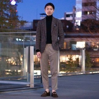 Welche Slipper mit braunen Sakkos zu tragen – 500+ Herren Outfits: Kombinieren Sie ein braunes Sakko mit einer hellbeige Anzughose für eine klassischen und verfeinerte Silhouette. Slipper sind eine großartige Wahl, um dieses Outfit zu vervollständigen.