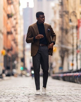 30 Jährige: Welche niedrige Sneakers mit dunkelgrauer Anzughose zu tragen – 74 Frühling Herren Outfits: Etwas Einfaches wie die Wahl von einem braunen Sakko und einer dunkelgrauen Anzughose kann Sie von der Menge abheben. Fühlen Sie sich mutig? Wählen Sie niedrige Sneakers. Ein trendiger Frühlings-Look.