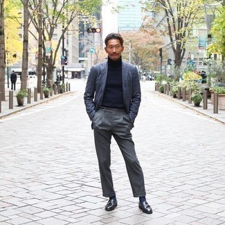 Wie Sakko mit Slipper mit Quasten zu kombinieren – 500+ Elegante Herren Outfits: Tragen Sie ein Sakko und eine dunkelgraue Anzughose, um vor Klasse und Perfektion zu strotzen. Slipper mit Quasten sind eine großartige Wahl, um dieses Outfit zu vervollständigen.