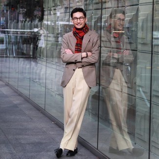 Roten Schal kombinieren – 297 Herren Outfits: Für ein bequemes Couch-Outfit, vereinigen Sie ein beige Sakko mit Hahnentritt-Muster mit einem roten Schal. Fügen Sie schwarzen Leder Slipper für ein unmittelbares Style-Upgrade zu Ihrem Look hinzu.