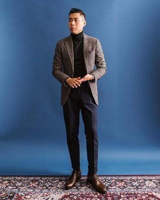 Dunkelbraunes Sakko mit Vichy-Muster kombinieren – 90 Herren Outfits: Entscheiden Sie sich für ein dunkelbraunes Sakko mit Vichy-Muster und eine dunkelblaue Anzughose für eine klassischen und verfeinerte Silhouette. Braune Leder Derby Schuhe sind eine ideale Wahl, um dieses Outfit zu vervollständigen.