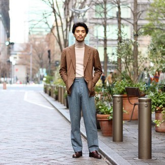 Welche Sakkos mit brauner Slipper zu tragen – 500+ Herren Outfits warm Wetter: Vereinigen Sie ein Sakko mit einer grauen Anzughose, um vor Klasse und Perfektion zu strotzen. Braune Slipper sind eine perfekte Wahl, um dieses Outfit zu vervollständigen.