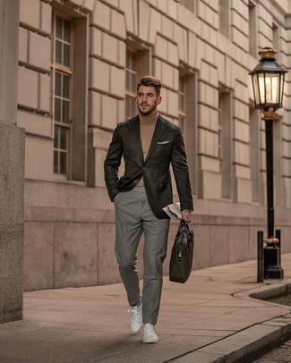 Dunkelgraues Wollsakko kombinieren – 500+ Herren Outfits: Kombinieren Sie ein dunkelgraues Wollsakko mit einer grauen Wollanzughose für einen stilvollen, eleganten Look. Fühlen Sie sich ideenreich? Entscheiden Sie sich für weißen Leder niedrige Sneakers.