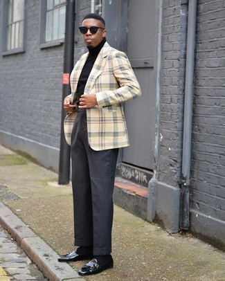 Doppelmonks kombinieren – 500+ Herren Outfits: Vereinigen Sie ein hellbeige Sakko mit Schottenmuster mit einer dunkelgrauen Anzughose, um vor Klasse und Perfektion zu strotzen. Ergänzen Sie Ihr Look mit Doppelmonks.