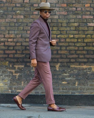 Rosa Anzughose kombinieren – 24 Herren Outfits: Kombinieren Sie ein dunkelrotes horizontal gestreiftes Sakko mit einer rosa Anzughose für eine klassischen und verfeinerte Silhouette. Braune Leder Slipper mit Quasten sind eine gute Wahl, um dieses Outfit zu vervollständigen.