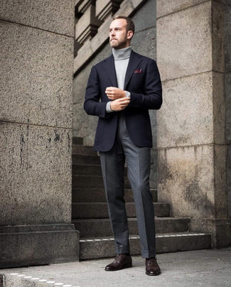 Dunkelrotes bedrucktes Einstecktuch kombinieren – 288 Herren Outfits: Für ein bequemes Couch-Outfit, kombinieren Sie ein dunkelblaues Sakko mit einem dunkelroten bedruckten Einstecktuch. Wählen Sie dunkelbraunen Leder Oxford Schuhe, um Ihr Modebewusstsein zu zeigen.