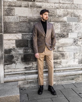 Braunes Sakko kombinieren – 500+ Elegante Herren Outfits: Kombinieren Sie ein braunes Sakko mit einer beige Anzughose, um vor Klasse und Perfektion zu strotzen. Ergänzen Sie Ihr Look mit schwarzen Leder Derby Schuhen.