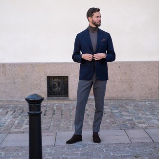 Welche Oxford Schuhe mit dunkelblauen Sakkos zu tragen – 274 Herren Outfits warm Wetter: Erwägen Sie das Tragen von einem dunkelblauen Sakko und einer dunkelgrauen Anzughose für eine klassischen und verfeinerte Silhouette. Oxford Schuhe sind eine kluge Wahl, um dieses Outfit zu vervollständigen.