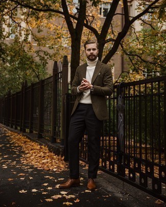 30 Jährige: Leder Oxford Schuhe kombinieren – 500+ Herren Outfits warm Wetter: Kombinieren Sie ein olivgrünes Wollsakko mit einer dunkelbraunen Anzughose für einen stilvollen, eleganten Look. Vervollständigen Sie Ihr Look mit Leder Oxford Schuhen.