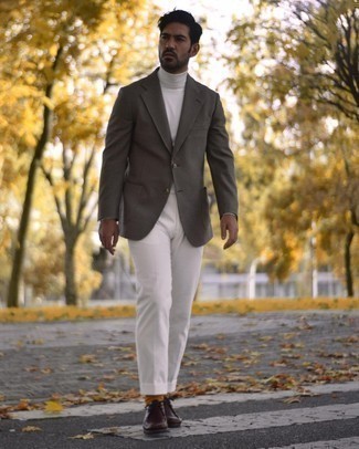 Horizontal gestreiftes Sakko kombinieren – 17 Herren Outfits: Kombinieren Sie ein horizontal gestreiftes Sakko mit einer weißen Anzughose aus Cord für eine klassischen und verfeinerte Silhouette. Suchen Sie nach leichtem Schuhwerk? Ergänzen Sie Ihr Outfit mit dunkelbraunen Chukka-Stiefeln aus Leder für den Tag.